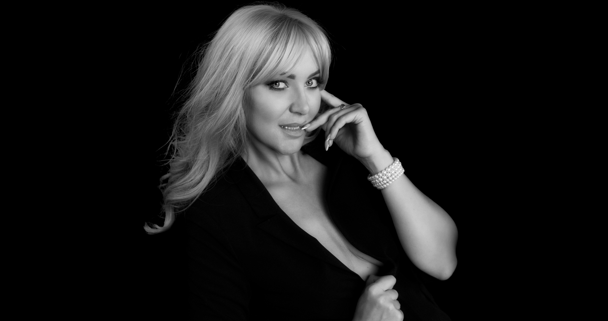 sesja kobieca w czerni i bieli