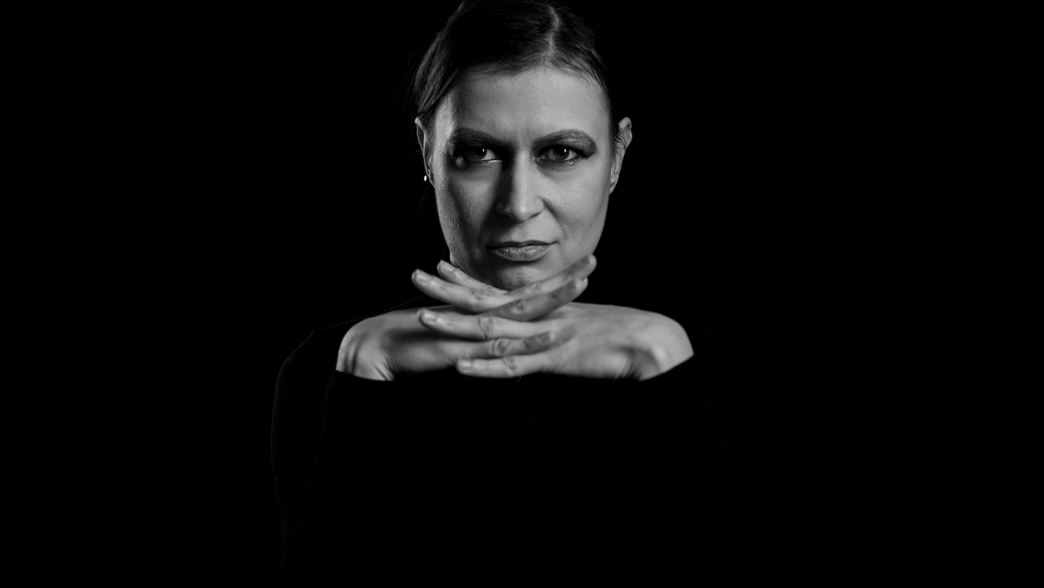 kobiecy portret w czerni i bieli
